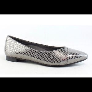 *Sold* Vionic orthotic flats-barely worn